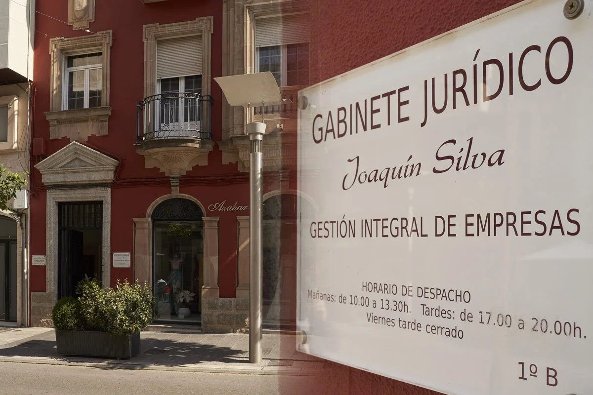 Placa del despacho en la fachada